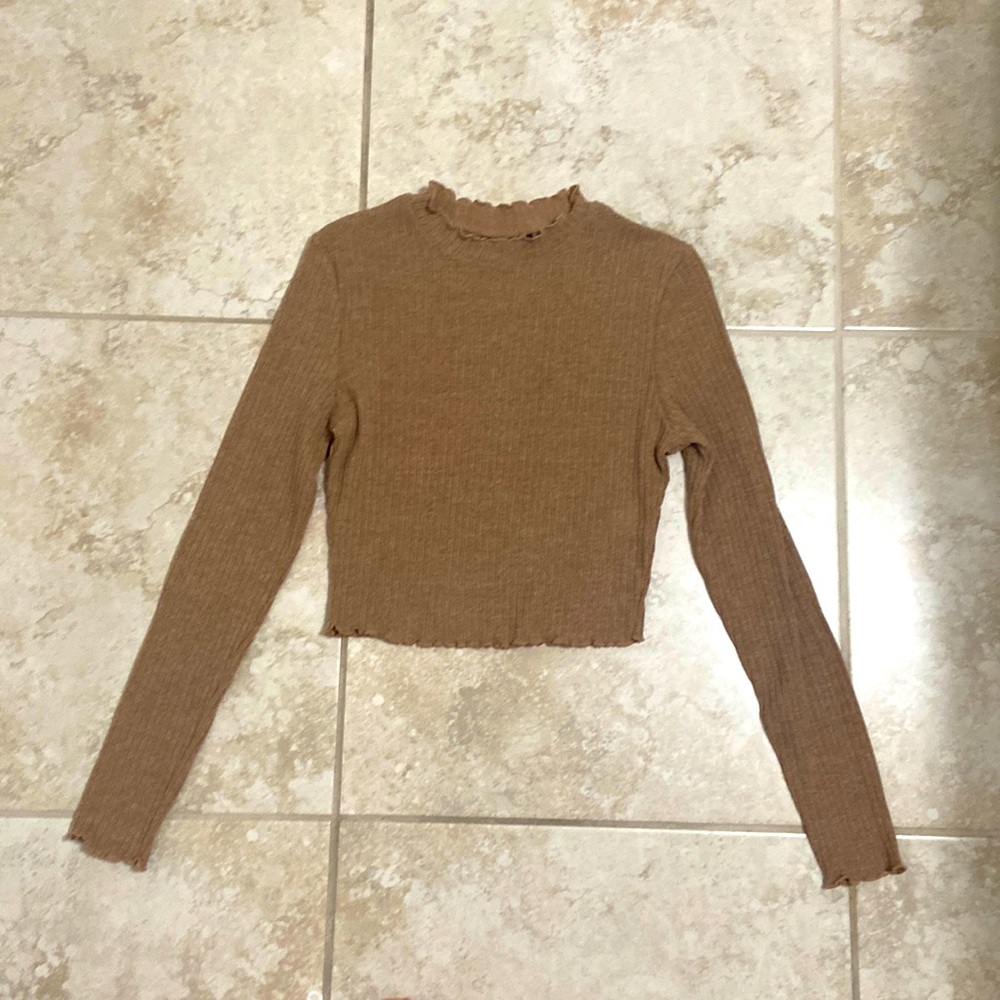 Long sleeve brown top with ruffles in the neck line